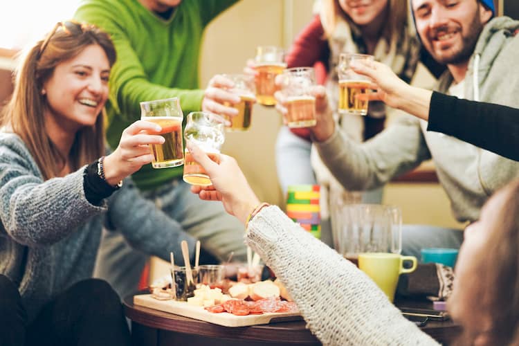 People drinking beer after skiing