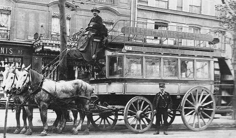 A black and white photo from 1890 of a horse drawn carriage in Paris