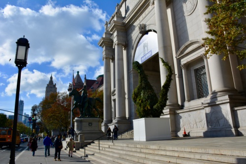 the exterior of the american museum of natural history in new york